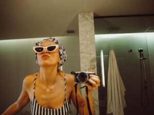 Anna Brewster Instagram - Quarantine Day 1, 2 baths, one gym session, 2 eps of MAFS, 4 outfit changes, a burger, ZERO Cigarettes 🇺🇾