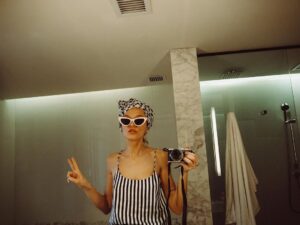 Anna Brewster Instagram - Quarantine Day 1, 2 baths, one gym session, 2 eps of MAFS, 4 outfit changes, a burger, ZERO Cigarettes 🇺🇾