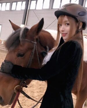 Anna Kay Instagram - The girl horse & a girl.