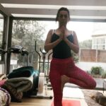 Anna Menenakou Instagram - Αγάπη είναι να βάζεις την προσπάθεια πάνω από το έπαθλο. Κομφούκιος ⭐️⭐️⭐️⭐️⭐️⭐️⭐️⭐️⭐️⭐️⭐️ 1💫πρακτική του χρόνου με την αγαπημένη μου δασκάλα και φίλη @alexopoulou.athina . #yogapractice #feeltheyogahigh #feeltheflow #doitforyou #loveyourself #love #onlylove #onlyloveforanna