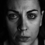 Anna Menenakou Instagram - “Είμαι κάπου μεσοπέλαγα. Το αλάτι την όρασή μου καίει Και μακάρι απέναντι να έφτανα, Μα το σώμα με το ζόρι επιπλέει. Κρατήσου… Τι ζητάς κι εσύ; Πού θες να σ’ οδηγήσουν οι τυφλοί; Αγκομαχάει η γη. Για μετρητά; Αμέτρητοι. Ποτέ καμία αλλαγή, κανείς να κινηθεί. Στα κινητά η μόνη αποστολή. Που είν’ η έμπνευση; Για λύπηση η εξέλιξη. Βλέπουνε αγάπη και πατούν όλοι αναίρεση. Ανθρώπων παρωδίες σε παρέλαση, αιχμάλωτη η θέληση. Έχω όνειρα για απέλαση. Θέλω να ‘μαι η εξαίρεση, το αλλιώτικο. Το μαύρο πρόβατο που ‘χει το λύκο κολλητό. Τον Κάτω κόσμο δεν γίνεται να φοβάμαι εγώ. Μα εδώ φοβάμαι εμένα, τον κακό μου εαυτό. Για πατρίδα θέλω ανθρωπιά. Θέλω χαμόγελα και μέρη όπου παίζουνε παιδιά. Γιατί εγώ δεν έχω ρίζα τελικά Είμαι φύλλο από χίλια δέντρα που όπου φυσά εκεί πετά.” #koitagyro @yanniskotsiras.official @komis_x_official #moodofthedays #portrait #portraitphotography #bnw #blackandwhitephotography #ifocus_gr #photographymagazine #photographer @cp_smileorwhatever #makeup @vasiliki_makeup
