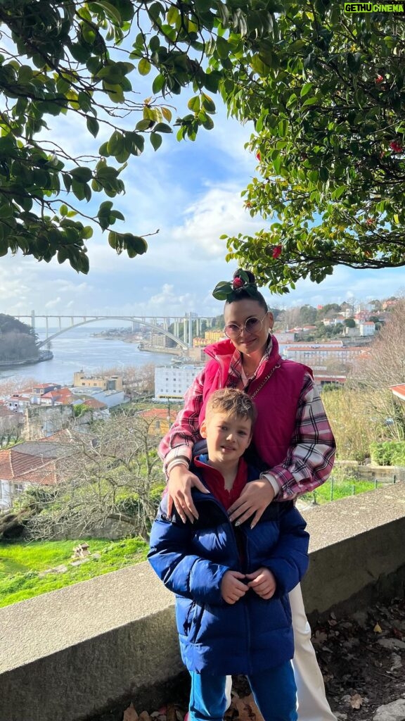 Anna Salivanchuk Instagram - Чому я обрала саме Португалію і саме місто Порто❗️❗️❗️ ✅я точно вирішила, що маю цей новий рік зустріти в іншій країні, бо почала задихатись сама від себе і від наших постійних тривог,хвороб, проблем і розуміла, що потрібна зміна і дуже різка ✅нажаль я поїхала без молодшого сина, хоча дуже за ним сумувала, але розуміла що з ним буде дуже важко і для мене відпочинок перетвориться в постійну працю, у нього ще режим сну, а на нас чекала досить довга дорога і важка дорога тільки до Варшави🙈 і ще й після стількох хвороб, я вирішила, що розумніше його залишити з бабусею в своєму звичному режимі 🙏🏻 ✅а новий рік для мене це свято в колі сімʼї, де ялинка, подарунки, сміх дітей, тому…. ✅я поїхала в гості до подруги @nata_rokitskaya колеги з мого театру, в якої завжди діти та батьки на першому місці, яка нажаль через клятих сусідів вимушена була переїхати з Києва до Порту🙈🙏🏻 Дякую Наталка за теплий і гарний прийом- Гліб щасливий- а це для мене головне💋 ✅тому новий рік я зустріла в золотій сукні, як і 🐲просив😂в новій країні, як хотіла я, в колі сімʼї, нажаль не повній, але Нікіта та мамуся та татусь ми скоро разом поїдемо, я обіцяю, я відкрила цей ящик пандори щодо подорожей🙏🏻це не так страшно, виявилось, як я думала 🙈 І ще хочу вам сказати- не бійтесь виходити з зони вашого комфорту, допомагайте збуватись своїм мріям🙏🏻 І Порту- неймовірно гарне місто, я обовʼязково повернусь в сезон🙏🏻 Porto, Portugal