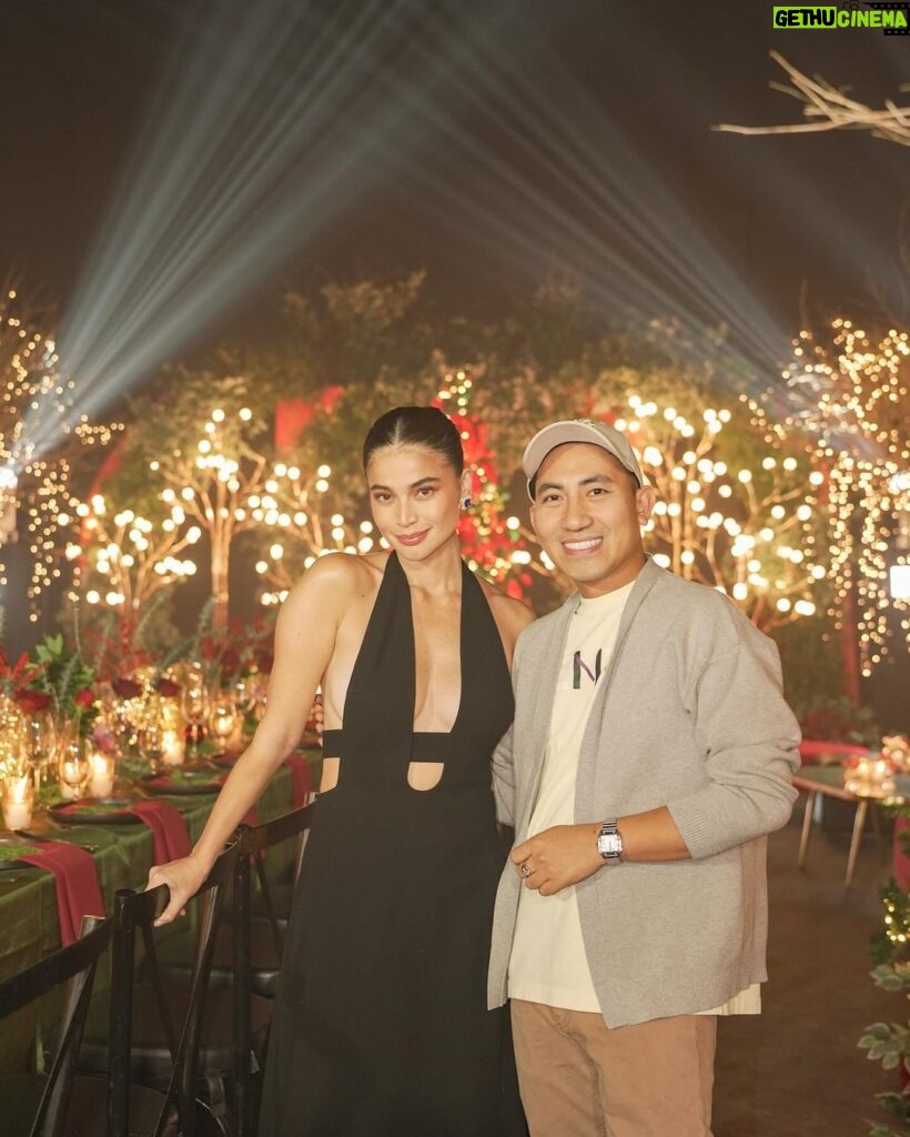 Anne Curtis Instagram - The most romantic Christmas set up I’ve ever seen by the @gideonhermosa and his team. Thank you Gids. The whole A-team were so stunned with its beauty!!! Including me! Hahahaha Love you 🌹🎄 📷: @kimweeebol_