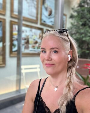 Anne Kukkohovi Instagram - Tämä hikoilun määrä 💦💦💦 Voin vilpittömästi sanoa, että kun pääsin hotelliin, näytin siltä että olisin juossut maratonin. Tässä vasta alkusoittoa. Toki sen tiesin, mutta huhhuh, hiuksetkin oli märät tän päivän talsimisen jäljeen. 🚿🚿🚿