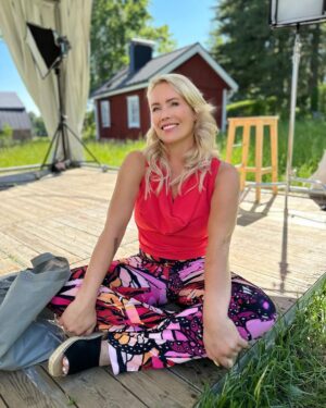 Anne Kukkohovi Instagram - Toiseksi viimeinen kuvauspäivä purkissa! Vähän räjähtänyt olo, kun alotettiin kuvaamaan hyytävässä 9c säässä ja nyt kivutaan 30c lämpötiloja. Upeat leipurit, kollegat ja koko tiimi! ♥️

@mtv3suomi @warnerbrosfinland #kokosuomileipoo