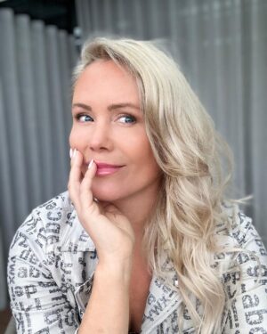 Anne Kukkohovi Instagram - Viikko sitten mulle tehtiin kasvoille, kaulalle ja rintakehän alueelle Dermapen4 mikroneulaushoito. 🙌 Se on suht yleinen toimenide, mutta tulokset riippuvat tosi paljon tekijästä! Nämä “varikkokäynnit” ajoitan yleensä ennen kesän kuvauksia, koska silloin fokus on muualla kuin ihonhoidossa. 🙈

Mikroneulausta suosittelen lähes jokaiselle, se on niin ylivoimainen ihon freesaaja! Se on nopea ja suht kivutonkin hoito, koska alueet käydään nopeasti Dermapen4 “kynällä” läpi. 

Samalla halusin myös kokeilla RRS HA eyes hoitoa silmänympärysiholle. Monella väsymys, katupöly ja allergiat näkyy juuri silmien alueella ja sieltä paljastuu myös väsymys ja stressi. Tämäkin hoito on nopea, mutta älyttömän tehokas. Mulla ei ole ollut ns. pandahaastetta (tummat silmänaluset), mutta silmien seutu on muutoin ollut kuiva ja jotenkin rasittuneen oloinen. Eipä ole enää! 2. kuvassa näkyy silmä lähikuvassa, kun nappasin luonnonvalossa täällä omassa kodissani noin viikko hoidon jälkeen. Ja noin läheltä omaa silmää harvemmin katselee, mutta pitää näköjään hoitaa kulmakarvat seuraavaksi kuntoon. 😅

Hoidot saatu 🥰

@firm.medicalspa #mikroneulaus #dermapen #beauty #kauneus
