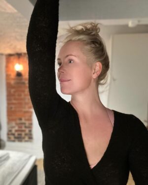 Anne Kukkohovi Instagram - Saunomista, suklaata ja vähän treenaamista 🩷 Tällänen wash’n’go joulu on ihana. 🙌😻