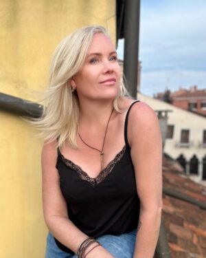 Anne Kukkohovi Instagram - Venetsiassa on nyt ihan hullun paljon ihmisiä. Ja just se kaoottinen ihmistulva rauhottaa. Olla siellä keskellä ja nauttia siitä, että jotenkin aina löydän itseni uudellen ja inspiroidun. 🤩

Luonto on taas toinen rauhoittava elementti ja siellä taas en halua ihmisiä ympärilleni. 🙈