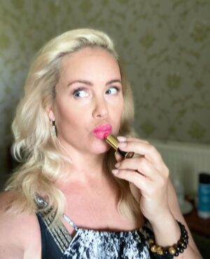 Anne Kukkohovi Instagram - Oi, rakas PULLA! Mun rakas kesätyö saa uuden jatkajan ja teillä huikea kesä on edessä! 🤩

Tätä ohjelmaa on ollut tosi ihana tehdä vuosi toisensa jälkeen. Vaikka välillä ollaan paleltu tai hikoiltu huolella, #kokosuomileipoo on todella aito hyvän mielen ohjelma. Syitä on monta: uskomaton yhteen hitsautunut tiimi, taitavat tuomarit, tuottajat, ohjaajat, käsikirjoittajat ja ennen kaikkea maailman ihanimmat ja taitavimmat kotileipurit ympäri Suomen! 🩷

Teidän kanssa on naurettu ja itketty, mutta nyt mä en enää tule selän taakse huohottamaan, että montako minuuttia on leipomisaikaa jäljellä. Viime kesän Pulla keräsi myös parhaimmat katsojaluvut ikinä. Ohjelma keikkui Maikkarin katsotuimpana ohjelmana, joten tiedän, että ohjelma on löytänyt paikkansa ihmisten sydämissä. Katsojien ikähaarukka on iso, taaperoista isoisovanhempiin asti.

Mun tie vie pian Atlantin toiselle puolelle, jossa toisenlaiset projektit ja haasteet odottavat. 🇲🇾 Jahka aika on oikea, kerron siitä sitten enemmän. Mutta ennen kaikkea, kannustan jokaista tekemään irtiottoja ja rohkeita päätöksia, jotta elämästä saisi kaiken irti. Esim. vaikka siten, että osallistuu ohjelmaan leipurina, koska haku on käynnissä nyt!

Pidän myös ajatuksesta, että jatkossa voin tehdä töitä kahdessa eri maassa. Kiitos BBC ja @warnerbrosfinland niin monin eri tavoin! 🙏🏼

Paikoillanne, valmiit, LEIPOKAA! 

#kokosuomileipoo #maailmanparaskesätyö