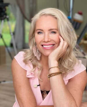 Anne Kukkohovi Instagram - Oi, rakas PULLA! Mun rakas kesätyö saa uuden jatkajan ja teillä huikea kesä on edessä! 🤩

Tätä ohjelmaa on ollut tosi ihana tehdä vuosi toisensa jälkeen. Vaikka välillä ollaan paleltu tai hikoiltu huolella, #kokosuomileipoo on todella aito hyvän mielen ohjelma. Syitä on monta: uskomaton yhteen hitsautunut tiimi, taitavat tuomarit, tuottajat, ohjaajat, käsikirjoittajat ja ennen kaikkea maailman ihanimmat ja taitavimmat kotileipurit ympäri Suomen! 🩷

Teidän kanssa on naurettu ja itketty, mutta nyt mä en enää tule selän taakse huohottamaan, että montako minuuttia on leipomisaikaa jäljellä. Viime kesän Pulla keräsi myös parhaimmat katsojaluvut ikinä. Ohjelma keikkui Maikkarin katsotuimpana ohjelmana, joten tiedän, että ohjelma on löytänyt paikkansa ihmisten sydämissä. Katsojien ikähaarukka on iso, taaperoista isoisovanhempiin asti.

Mun tie vie pian Atlantin toiselle puolelle, jossa toisenlaiset projektit ja haasteet odottavat. 🇲🇾 Jahka aika on oikea, kerron siitä sitten enemmän. Mutta ennen kaikkea, kannustan jokaista tekemään irtiottoja ja rohkeita päätöksia, jotta elämästä saisi kaiken irti. Esim. vaikka siten, että osallistuu ohjelmaan leipurina, koska haku on käynnissä nyt!

Pidän myös ajatuksesta, että jatkossa voin tehdä töitä kahdessa eri maassa. Kiitos BBC ja @warnerbrosfinland niin monin eri tavoin! 🙏🏼

Paikoillanne, valmiit, LEIPOKAA! 

#kokosuomileipoo #maailmanparaskesätyö