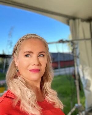 Anne Kukkohovi Instagram - Jos kesäkuussa tuntui että kokoajan olisi valot päällä, niin kyllä NYT vois joku pistää valot päälle 🌚☀️ 

#behindthescenes #kokosuomileipoo