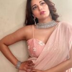 Antara Biswas Instagram - Saare Right Profiles 😀🤷‍♀️… Just Noticed… 📸: @deepakpathak663