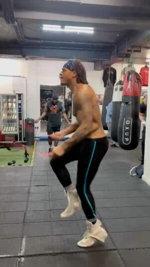 Anthony Yarde Instagram - Little skipping session highlight fi dem 🌪️
💨💨💨 #febuary10th we’re back at it ❗️
.

#skipping #Anthonyyarde # #jumpropeworkout