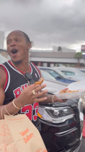 Anthony Yarde Instagram - 😅 Food makes me dance 
#Hooters 🍗
