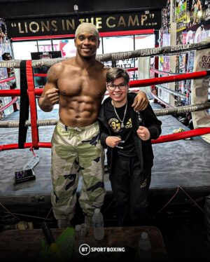 Anthony Yarde Instagram - From one Champ to another 🏆

@mranthonyyarde delivers a special gift to a fan who has cerebral palsy.

𝑭𝑶𝑹𝑬𝑽𝑬𝑹 𝑳𝑰𝑶𝑵𝑺 𝑰𝑵 𝑻𝑯𝑬 𝑪𝑨𝑴𝑷 🦁

Follow Champ's journey at @therealchamp2000 👈

#Boxing #AnthonyYarde #Yarde #Champ