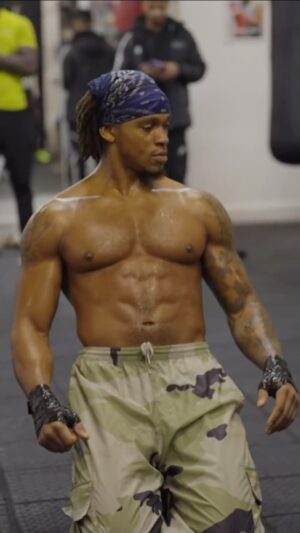 Anthony Yarde Instagram - There is a reason he is in that shape 💪

Hard luck @jaydeedyerofficial… 

Can anyone beat @mranthonyyarde at the plank challenge? 👀

#SheerazWilliams | Saturday | LIVE on TNT Sport and Discovery+

#boxing #anthonyyarde #yarde #fun #games #fightnight #challenge