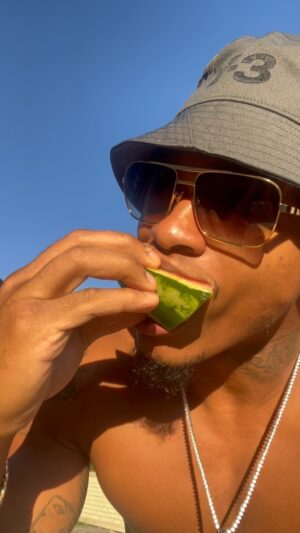 Anthony Yarde Instagram - Good for the wood!!!!! Im tellin yaaa
-Eat these combinations yourself and i bet your eating etiquette goes out the window. 
.
Natures candy 😍
Natures hydration 💦 
Natures flavour 👅

#FruitRecipes