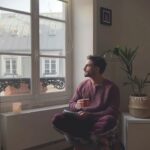 Antoine Goretti Instagram - Il est de bon ton de faire des résolutions quand une nouvelle année point le bout de son nez. Je dois bien avouer que quand vous possédez une hyper sensibilité, le monde peut être d’une violence sans égal. Je pense également que c’est une qualité d’en être doté mais qu’il est parfois compliqué de la gérer. Je laisse 2023 sur ce bilan personnel, en sachant que 2024 me réservera son lot de bonheur et de tristesse. Je ne cherche pas à l’éviter, juste à l’accepter. Je vous souhaite beaucoup de bonheur et j’ai une pensée particulière pour tous ceux qui sont chers à mon cœur, qu’ils soient sur cette terre où quelque part ailleurs ✨🩶 Paris, France