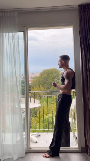 Antoine Goretti Instagram - Real man can wear whatever the f*ck he want. 
Don’t be afraid to be in touch with your feminine side, it’s your best side ✌🏼

It’s just @aboutyou_fr & you 🤍

(Ce reel n’est pas un partenariat rémunéré)
