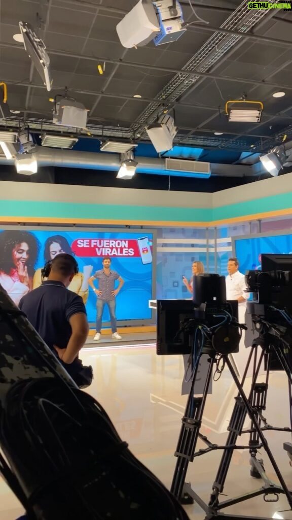 Antonio Andrés Rosello Instagram - Gracias por la invitación a su programa @casilas5tv @tvnpanama ! Hace unas semanas antes de las protestas pudimos hablar de “qué hace que un video se haga viral” en 𝐂𝐚𝐬𝐢 𝐥𝐚𝐬 𝟓 📺 junto a los carismáticos hosts @rolysterling @carolinacastillo y riéndonos con varios videos famosos que se hicieron virales en redes. 🤣 Entre ellos hasta el video de “La Mamá de Eliecer” JAJA Tambien pude compartir algunos tips y conocimiento para hacerse viral en redes. 🧠 Uno de ellos siendo la constancia y entender el algoritmo (investigar esto online ayuda). Un placer pasar por las pantallas de @tvnpanama y espero sea la primera de muchas! ❤️‍🔥 Gracias a todos los qué sintonizaron y que me lo dejaron saber por DM o en su story. Son lo máximo. 🫶🏻✨ ¡Más cosas buenas por venir! #casilas5 #casilas5tvn #tvnpanama #tv #television #televisionpanama #televisionnacional #televisión #televisionpanama #tvpanama #tvn #tvnews #tvnpty #panama #panamá #panamatv