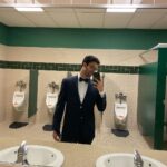 Antonio Andrés Rosello Instagram - Selfies en el baño no hacen daño… A un mes de graduarme de la universidad y me muero de emoción. No sé como pasó el tiempo tan rápido. ¿Ustedes también se toman selfies en el baño que no suben a ninguna parte? #bathroomselfie #selfiedebaño #selfiebaño #suit #traje #trajeycorbata #meninsuit #maninsuit Florida State University