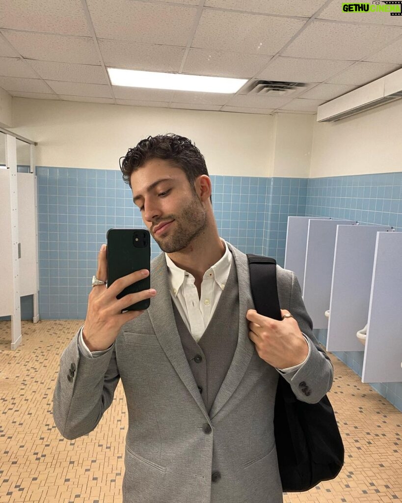 Antonio Andrés Rosello Instagram - Selfies en el baño no hacen daño… A un mes de graduarme de la universidad y me muero de emoción. No sé como pasó el tiempo tan rápido. ¿Ustedes también se toman selfies en el baño que no suben a ninguna parte? #bathroomselfie #selfiedebaño #selfiebaño #suit #traje #trajeycorbata #meninsuit #maninsuit Florida State University