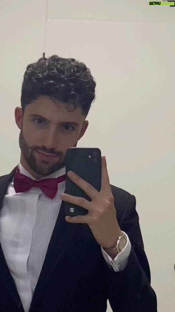 Antonio Andrés Rosello Instagram - Confirmen damas y caballeros👇🏻 #traje #hombresentraje #hombresentrajes #suit #meninsuits #smoking #tuxedo #hombresmoda #modahombres #trajedevestir