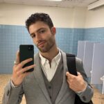Antonio Andrés Rosello Instagram - Selfies en el baño no hacen daño… A un mes de graduarme de la universidad y me muero de emoción. No sé como pasó el tiempo tan rápido. ¿Ustedes también se toman selfies en el baño que no suben a ninguna parte? #bathroomselfie #selfiedebaño #selfiebaño #suit #traje #trajeycorbata #meninsuit #maninsuit Florida State University