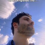 Antonio Andrés Rosello Instagram - ¡Dirigí un cortometraje! 🎥 Presentándoles “A Tune to Die For” (Una Melodía para Morirse) Un proyecto express para una de mis clases de la U 🎓 En 24 horas lo escribí, conseguí a mis actores @bigfootanon @aqua.tarkus, crew y equipo con la ayuda de @boardgamephoto / @shutterpopphoto como mi Director de Fotografía y Editor y para esa misma noche ya teníamos el corte final del cortometraje. Fue un corto de terror/comedia 🩸 Una locura organizar todo en tan poco tiempo y aunque aún me falta mucho por aprender como director y escritor, me enorgullece el resultado. Hace 6 años que no dirigía un cortometraje, el último fue cuando estaba aún en la escuela 😮‍💨 y fue una experiencia muy enriquecedora. Como actor, me permitió entender mejor el proceso de los directores y todas sus responsabilidades. Piensan en 20 cosas a la vez 🤯 Mis respetos a todos ellos y espero volver a dirigir pronto. 🙌🏻🎬 #director #cine #cineasta #directordecine #directoresdecine #detrasdecamaras #vidaenset #detrasdecamarasset #setdecine #cinelatino #directorlatino #cinecentroamerica #cinelatinoamericano #cinelatinousa