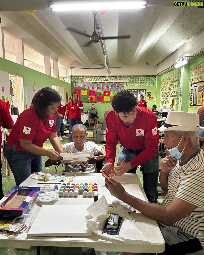 Antonio Andrés Rosello Instagram - Momentos conmovedores de estos últimos días voluntariando junto a la @cruzrojapanama ❤️🤝 Sentir el cariño y alegría en la visita al Hogar de la Niñez y el Albergue del Adulto Mayor, así como brindar apoyo a migrantes, me recuerda que el voluntariado es una de las cosas más hermosas que podemos hacer. Juntos, poniendo nuestro granito de arena podemos hacer del mundo un lugar mejor. 🌎✨ #Voluntariado #CruzRojaPanameña #CompromisoHumanitario #EstamosParaLasPersonas #redcross #cruzroja #cruzrojasiempreestá #cruzrojainternacional #cruzrojaresponde #cruzrojasiempreestá⛑️❤️ #cruzrojajuventud