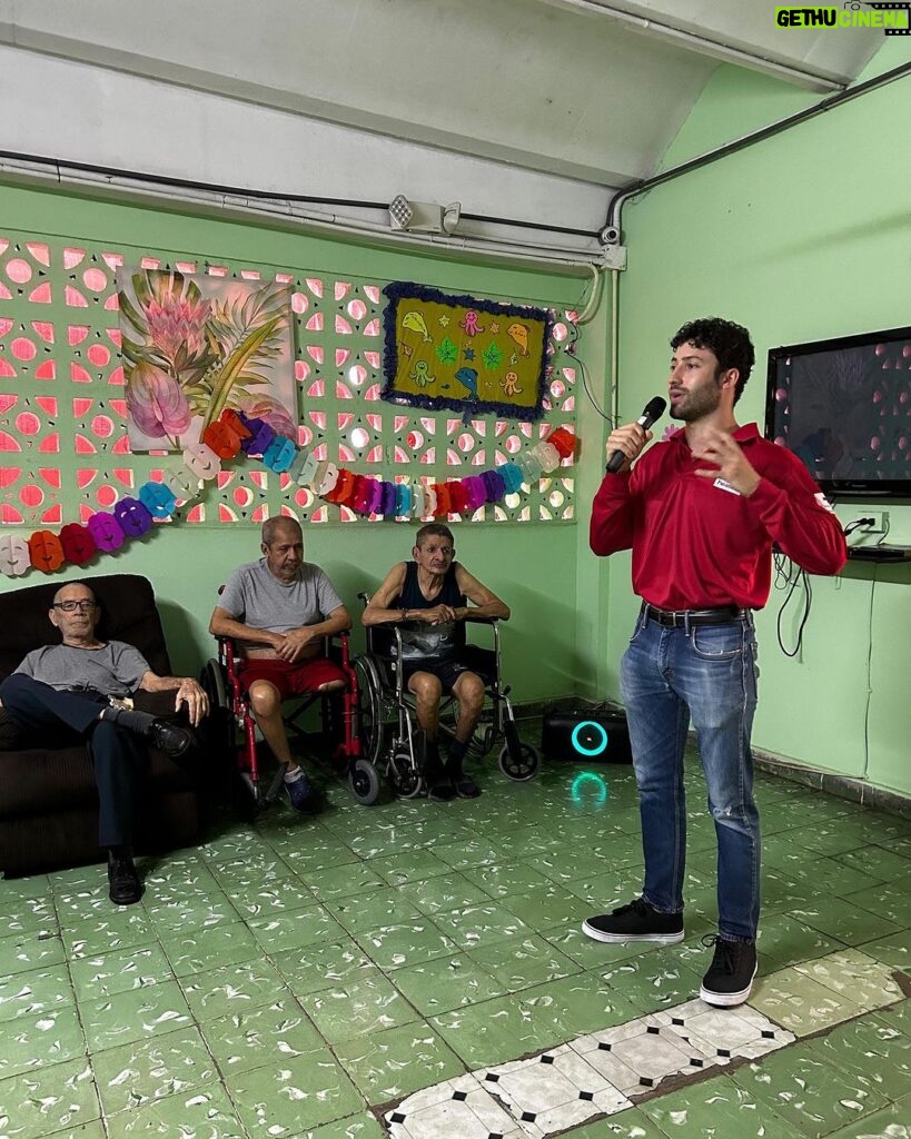 Antonio Andrés Rosello Instagram - Momentos conmovedores de estos últimos días voluntariando junto a la @cruzrojapanama ❤️🤝 Sentir el cariño y alegría en la visita al Hogar de la Niñez y el Albergue del Adulto Mayor, así como brindar apoyo a migrantes, me recuerda que el voluntariado es una de las cosas más hermosas que podemos hacer. Juntos, poniendo nuestro granito de arena podemos hacer del mundo un lugar mejor. 🌎✨ #Voluntariado #CruzRojaPanameña #CompromisoHumanitario #EstamosParaLasPersonas #redcross #cruzroja #cruzrojasiempreestá #cruzrojainternacional #cruzrojaresponde #cruzrojasiempreestá⛑️❤️ #cruzrojajuventud