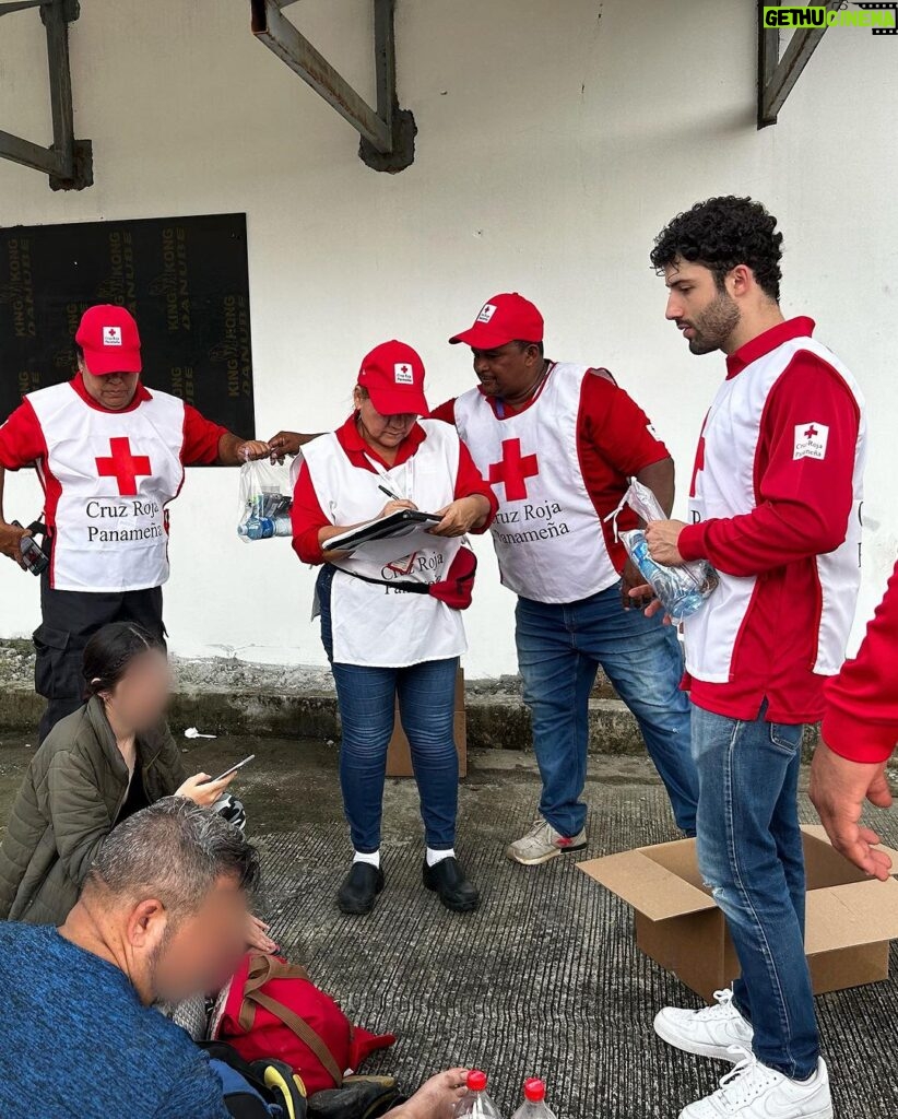 Antonio Andrés Rosello Instagram - Momentos conmovedores de estos últimos días voluntariando junto a la @cruzrojapanama ❤️🤝 Sentir el cariño y alegría en la visita al Hogar de la Niñez y el Albergue del Adulto Mayor, así como brindar apoyo a migrantes, me recuerda que el voluntariado es una de las cosas más hermosas que podemos hacer. Juntos, poniendo nuestro granito de arena podemos hacer del mundo un lugar mejor. 🌎✨ #Voluntariado #CruzRojaPanameña #CompromisoHumanitario #EstamosParaLasPersonas #redcross #cruzroja #cruzrojasiempreestá #cruzrojainternacional #cruzrojaresponde #cruzrojasiempreestá⛑️❤️ #cruzrojajuventud