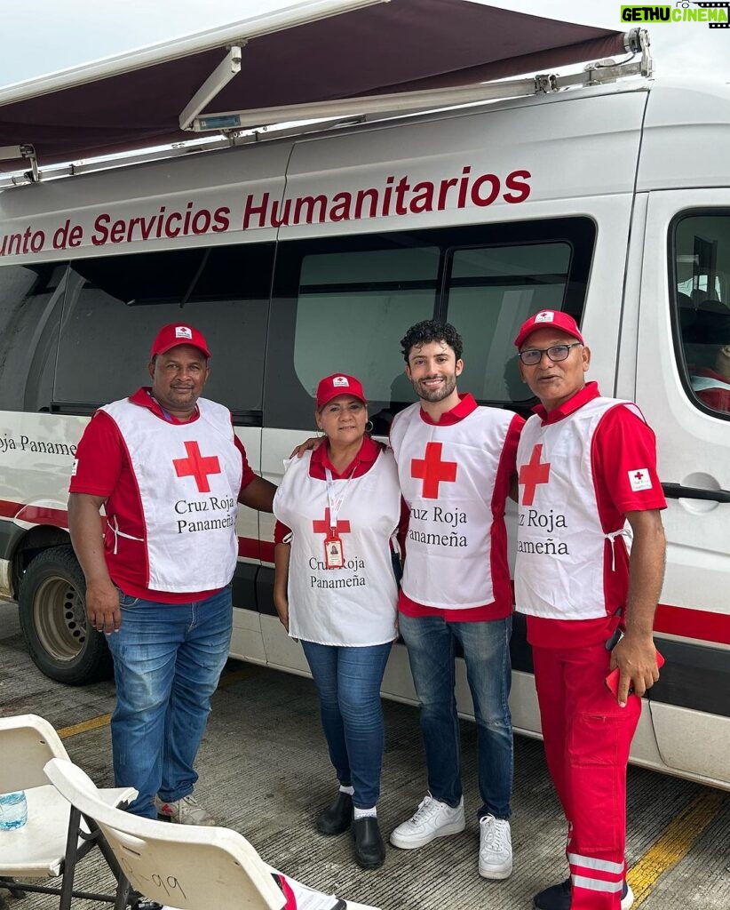 Antonio Andrés Rosello Instagram - Momentos conmovedores de estos últimos días voluntariando junto a la @cruzrojapanama ❤️🤝 Sentir el cariño y alegría en la visita al Hogar de la Niñez y el Albergue del Adulto Mayor, así como brindar apoyo a migrantes, me recuerda que el voluntariado es una de las cosas más hermosas que podemos hacer. Juntos, poniendo nuestro granito de arena podemos hacer del mundo un lugar mejor. 🌎✨ #Voluntariado #CruzRojaPanameña #CompromisoHumanitario #EstamosParaLasPersonas #redcross #cruzroja #cruzrojasiempreestá #cruzrojainternacional #cruzrojaresponde #cruzrojasiempreestá⛑️❤️ #cruzrojajuventud