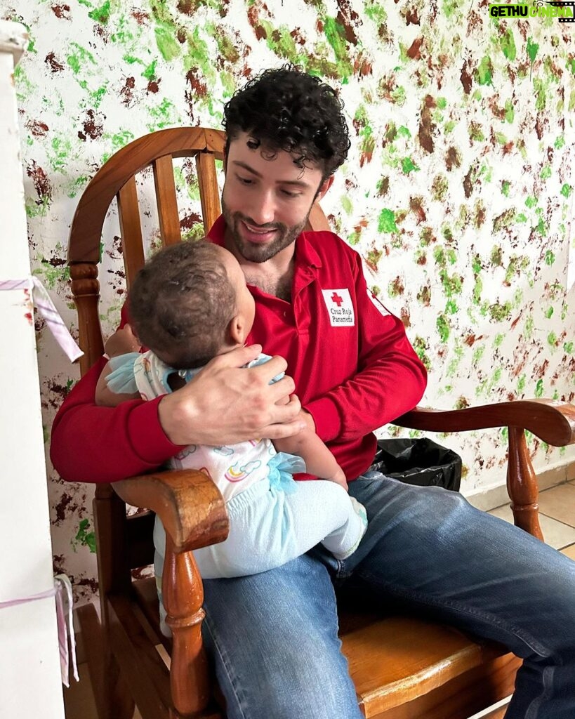 Antonio Andrés Rosello Instagram - Momentos conmovedores de estos últimos días voluntariando junto a la @cruzrojapanama ❤️🤝 Sentir el cariño y alegría en la visita al Hogar de la Niñez y el Albergue del Adulto Mayor, así como brindar apoyo a migrantes, me recuerda que el voluntariado es una de las cosas más hermosas que podemos hacer. Juntos, poniendo nuestro granito de arena podemos hacer del mundo un lugar mejor. 🌎✨ #Voluntariado #CruzRojaPanameña #CompromisoHumanitario #EstamosParaLasPersonas #redcross #cruzroja #cruzrojasiempreestá #cruzrojainternacional #cruzrojaresponde #cruzrojasiempreestá⛑️❤️ #cruzrojajuventud