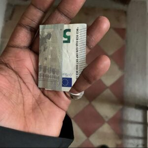 Antonio Dikele Distefano Instagram - volevi lasciarmi a tutti i costi i cinque euro per il taxi mentre io rifiutavo senza margine di trattativa. che poi in realtà ne servivano di più. dal cinema eliseo fino a tibaldi. ma la nostra storia era partita da subito squilibrata e alla fine ero sempre io a mettere quello che tu non pensavi servisse. a volte dovrei ridurmi ad essere un pezzo mancante e non una toppa. a volte aver sofferto non vuol dire aver capito. io per esempio non riesco ad apprendere niente dagli errori passati e ogni volta mi ritrovo sempre davanti alla stessa rotonda: quella che mi porta a rincorrere chi “dice” di volermi. sin da bambino ho sempre dato acqua alle cose che non volevano crescere, ho sempre atteso con l’orecchio sul citofono di quelli che credevo amici e fingevano di non essere in casa. il campanello suonava a vuoto sbattendo contro le pareti delle scale. anche in quei casi mi incolpavo. ho iniziato a farlo da piccolo perché non ero in grado di convincere nessuno, di vendere me stesso agli altri. non piacevo alle mie compagne. avevo come la sensazione che non mi volessero mai passare la palla. anche perché nessuno notava i miei sorrisi tristi addomesticati. mia madre sapeva solo dirmi “che hai?”. in adoscelenza invece ho appreso che sarebbe bastato sembrare interi anche se ci si sentiva a pezzi.
