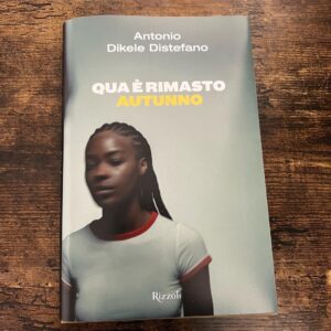 Antonio Dikele Distefano Instagram - mi è sempre parso che rifugiarsi dietro le attese covi speranze che verranno in qualche modo deluse per forza, così eviterò di indugiare che è quello che ci frega il più delle volte. non fingerò dicendo che non speravo in un suo messaggio in questi giorni, in questi anni, che spesso le parole mi creano grandi aspettative nelle persone. ho pianto tanto. notte e giorno. piango ancora, sempre, quando penso a quella canzone e mi torna in mente quell’immagine di noi due insieme nell’ultimo viaggio a firenze. non riesco a tenerla salvata su nessuna playlist e ogni volta che la becco in radio non riesco proprio a cantarla. 

“Qua e rimasto autunno” il mio nuovo romanzo dal 25 Ottobre su Amazon e in tutte le librerie italiane.