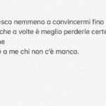 Antonio Dikele Distefano Instagram - All’età di undici anni ho imparato che accade a tutti: ognuno di noi soffre e nessuno cresce senza che questo succeda, perché è necessario. Ognuno a modo suo rimane ferito ed è come decidiamo di reagire che ci distingue. Conta essere capaci di rispondere alle domande importanti, non voler far credere a tutti i costi di stare bene. I miei amici in contesti diversi avevano combattuto le mie stesse battaglie, quelle che mi hanno fatto sentire così solo e io per questo li volevo vicino. A scuola ognuno portava il proprio universo sotto forma di foto tra le pagine del diario e per me quella foto era un’immagine di noi quattro in piedi che sorridevamo sotto un albero che ci riparava dal sole. Prima che arrivassero loro avevo tante cose dentro che analizzavo in silenzio escludendo gli altri. Mi convincevo che sarei riuscito a resistere senza nessuno. Non mi importava che qualcun altro mi capisse. Chiuso nel mio mondo era tutto più rassicurante. Con il tempo mi stavo costruendo attorno un muro, io che non volevo essere il più forte perché ci sarebbero state troppe aspettative e nemmeno il più debole perché non ci sarebbe stato nessuno ad aspettarmi. Allontanarsi da tutto perché qualcuno, anche tua madre, ti ha deluso non è mai la giusta soluzione. Non è mai giusto finire se stessi, privarsi del domani, qualunque peso tu abbia dovuto sopportare. Non è giusto allontanare chi è disposto anche solo ad ascoltarti, fingere di amare una condizione che ti è stata imposta dalla vita, da chi ha deciso di non esserci. Non è mai giusto avere sempre il sorriso di chi non ha bisogno di niente quando dentro si piange. Ph @gaiabey