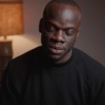 Antonio Dikele Distefano Instagram - Io quelle coppie che quando si fidanzano escludono totalmente i loro amici non le ho mai capite E non ho mai nemmeno capito quei fidanzati che quando trovano una ragazza iniziano a comportarsi come se quella ragazza fosse di loro possesso. Io credo che quando stai con una persona conviene lasciarla libera, perchè solo così capirai se è disposta a stare con te. Stare con qualcuno che non ti permette di vedere un amico, Che ti controlla il cellulare e non ti fa uscire non è essere felici ma costretti. E credo che non sia nemmeno giusto vivere così. Credo che esistono altri modi e mezzi per mostrare i nostri sentimenti e di mostrare ad una persona che la vogliamo vicino. Anche a me è capitato spesso di avere paura, di credere che se ti è successo una volta di sbagliare ed essere ferito poi succederà sempre. Però davvero, rispettate le persone che avete vicino, rispettate la loro libertà perchè in molti casi la gelosia immotivata è una cosa stupida.