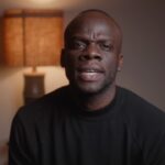 Antonio Dikele Distefano Instagram - Ogni volta che posto una mia foto su Instagram mi viene l’ansia. E quando non ottiene i like sperati mi sento come quando mancano le attenzioni di qualcuno a cui piaccio. Nell’ultimo periodo il mio cellulare mi procura un dolore fisico. Un disagio interno, forse psicologico. Ogni volta che prendo la decisione, di spegnerlo, staccare Instagram e isolarmi dal mondo provo sentimenti discordanti. quelli che si provano approcciandosi, in modo diverso, a ogni genere di dipendenza. Al cinema con il cellulare in mano, non lo guardo ma lo tengo sul palmo. E non so se sia un bene il fatto che abbia tolto le notifiche perchè questa cosa sottolinea la mia fragilità e va a rinforzare quel meccanismo della gratificazione e il continuo bisogno di un feedback. Se una mia storia fa poche visualizzazioni o un mio post pochi like, ha un impatto negativo sul mio umore e la mia autostima. E mi sento solo anche se sto con una persona che mi ama, anche se nella vita reale è tutto apposto. La paura di essere tagliato fuori, la sensazione che per nessuno io sia interessante parlano nella mia testa e trovano conferme. Ci sono periodi invece in cui smetto anche di convidere stories e faccio lo spettatore. Non leggo i commenti, non leggo i dm per paura che qualcuno offendendomi possa dire qualcosa che io già penso di me. Quando ne ho parlato apertamente mi hanno sempre parlato come fosse facile uscirne, come fosse una cosa da ragazzini. Come se io fossi un debole o che. Ma io penso di non essere l’unico a sentirmi così. @antoniodikeledistefano