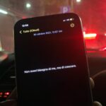Antonio Dikele Distefano Instagram - l’idea di andare al mare era stata stupida. non ci eravamo neanche fatti il bagno e dopo un’ora mi avevi chiesto di rientrare a casa. non staccavi mai le mani dal volante, ogni tanto poggiavi il palmo aperto della mano destra sul pantalone. con il dito medio grattavi la cicatrice tracciandone con il polpastrello un contorno circolare. chissà che immagini ti tornavano in mente ogni volta. l’alcol. tuo padre ubriaco alla guida e tua madre convinta in lacrime all’ospedale che avrebbe perso entrambi. avevi sette anni. quando inserivi la retro invece il braccio lo poggiavi dietro la mia testa stringendo un po’ gli occhi intento a guardare più lontano possibile, alle tue spalle. “perché ti fermi?”. ti fermavi ad ogni semaforo, anche di notte quando non c’erano macchine e luci nei palazzi vicini. notai successivamente il mio tono di voce scocciato, gli occhi rossi e che nessuno ti ama trascurandoti. in folle la tua macchina tremava sotto di me mentre cambiavo freneticamente stazioni radio lamentandomi dell’italia e delle sue canzoni estive. “metti un disco, sai meglio di me che non troverai niente così” rispondesti afferrando il mio braccio allungato. rispondevi ignorando le mie domande. restammo in silenzio, non mi aspettavo avessi altro da aggiungere. i miei pensieri andarono per conto loro in attesa del verde. guardandolo pensai che forse pure io ero un semaforo: uno di quelli con la luce lampeggiante che si attraversano e basta. con te io mi sentivo così.