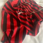 Antonio Dikele Distefano Instagram - tranne rare eccezioni usavi la maglia del milan per dormire. lo facevi perché mi infastidiva. leggevi libri mentre guardavo le partite. mi chiedevi di abbassare il volume, di non urlare, di non prendermela con biglia perché non verticalizzava mai. sorridevo perché non ci capivi niente. mi manchi quando mi nascondo dalle persone per poterle osservare, quando nello scontro con i miei malumori sento la necessità di trovare un centro, qualcuno a cui non devo spiegare le mie cicatrici e che verticalizzi. ho pianto perché di me non hai mai capito niente. ti veniva voglia di scopare e mi facevi un pompino. mi scrivevi di andare in bagno e in quelle cene tra ragazzi bianchi e noiosi dove ti divertivi sparivamo per qualche minuto. mi guardavi fisso negli occhi e io pensavo fossi mia. per poco credevo esistesse un “nostro”, un “noi. chissà quando sono diventato il ragazzo con cui fare tardi prima di uscire con un altro, prima di uscire con quelli che non conoscevo ma che per non so quale ragione preterivi a me. io ero quello dei consigli, dei problemi e delle soluzioni. quello che “tanto aspetta in macchina”. ero la risposta certa prima che cadesse la linea, il cellulare mai occupato. “mi fai entrare?”. tornavi quando ti sentivi sola, una troia, quando avevi bisogno di sentirti amata da qualcuno che ti amava davvero. dopo ogni ”basta” non ho saputo mettere un punto. sono sempre scivolato via, ho sempre avuto l’esigenza di spiegarmi meglio, di ascoltare tutte le tue versioni. io sono fatto così, non ho mai smesso di tornare a casa con le ginocchia sbucciate alla fine del giorno.