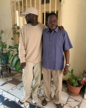 Antonio Dikele Distefano Instagram - 29 anni.
primo compleanno in angola.
vedere mio nonno dopo vent’anni.
mia nonna e la sua strana ironia.
io dovrei ricordarmi che esiste sempre una strada migliore da percorrere. 
la via che ho percorso più volte quest’anno mi ha portato lontano da ciò che mi rende infelice.
come chi entra in biblioteca, così che nessuno gli possa parlare. 
ho smesso di rispondere, di credere che fossero miei amici, che senza di te avrei fatto fatica a guardare fuori. 
ci sono tante cose che vanno migliorate, tanti piccoli problemi che riaffiorano, problemi di sonno, a relazionarmi con chi non mi ha fatto nulla mentre la mia mente elabora tutti i modi e le armi con cui potrebbero ferirmi. ma se penso alla mia vita posso solo dire che sono un ragazzo fortunato. che sono una persona forte.
quest’anno voglio raddoppiare il fatturato, scrivere un’altra serie, avere il coraggio di scegliere un posto dove la mia voce conti qualcosa, fare al meglio il mio primo film, strutturare sempre di più esse e la mia società, aprire un’attività in angola, riposare ogni tanto senza sentirmi in colpa. usare meno instagram, perché è tutto finto qui e mi spiace. mi hanno sempre criticato in ogni cosa che ho fatto ma sono ancora qui. sappiate scegliere i consigli, circondatevi di persone vere e prima di pensare agli altri, pensate a voi stessi. in aereoporto l’autista dell’autobus mi ha guardato e ha detto “benvenuto a casa”.