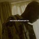 Antonio Dikele Distefano Instagram - non starò più male per te un giorno, sarai lontana, io sarò bello da non crederci e tu non crederai che mi sarò abituato a non averti al mio fianco. e anche se sei stata la sensazione che la vita ad un tratto avesse voluto restituirmi qualcosa, vedendoti non mi sentirò più in colpa, perché si sbaglia sempre e l'ho capito tardi. l’ho capito quando la gola cominciava a strozzarsi per le lacrime e piangere in silenzio faceva un immenso rumore di solitudine. non sai quanto avrei potuto darti se me l'avessi concesso. non sai quanto ci soffrivo quando t'interrompevi come se certe cose non potessi capirle. fare il possibile per non vederti sperando d'incontrarti, fare il possibile per dimenticarti sperando di fallire. non ti chiederò più scusa per errori che non ho fatto, non mi scuserò più per la persona che non sono. non terrò più dentro quello che realmente penso di te per non farti male, perché tu non mi hai mai protetto. Il dolore non aiuta a crescere, l'amore non cura le ferite, te le fa scordare, come i baci dopo i litigi. non starò più male per te. un giorno starò bene, e avrò un sorriso talmente grande che le persone che non vedo da un po' non mi chiederanno "dove sei finito?" ma "dove sei iniziato?".