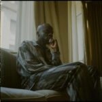 Antonio Dikele Distefano Instagram - prossima settimana per la prima volta nella mia vita andrò in angola. ho risolto dei problemi che mi permetteranno di rivedere i miei nonni. vedere la terra dei miei genitori ed essere visto come uno straniero mi farà sorridere. mi fa già in realtà. sono strane le prime volte, più belle quando non lo sai. in treno per roma a marzo ho sentito spesso persone molto più grandi di me parlare ancora di desideri irrealizzati, di rimpianti e mi sono dato dello stupido perché in ventotto anni ho fatto tante cose e non mi sono mai goduto niente. i soldi non mi hanno reso felice, ma solo più tranquillo mio padre. hanno solo rimandato all’attimo prima di dormire l’ansia. sono strane le mancanze lancinanti di persone che ormai dovrebbero sentirsi appagate. mi dico che devo passare meno tempo al telefono perché tanto non parlo con nessuno. devo tornare a leggere tanto e a pensare al libro nuovo, al film, al nuovo ufficio, la casa che sto per comprare a milano e che non ti piaceva, a tutti i progetti che mi scrivo nelle note. non mi capacito di come le persone cerchino la libertà dove non c'è. di come a volte la cerchi qui, tra gli apprezzamenti ad un post e le visualizzazioni ad una storia. ho detto ai miei amici che voglio diplomarmi e mi hanno detto che non mi servirà. che a metà strada mi tirerò indietro come ho sempre fatto. loro non sanno che dopo che ti ho lasciata ho imparato a pensarci due volte. ma tu mi tratti come l’africa, prendi il meglio di me e poi te ne vai. comunque sono stanco di litigare, stanco di ripetermi che non vale la pena incazzarsi. mi fa piacere che la gente in strada mi chieda della serie, qualcuno urla il mio nome, qualcuno mi stringe la mano dopo una rampa di scale. mio padre sorride quando succede. in quegli attimi penso a quando da bambino mi diceva “ in questo paese devi sempre usare la testa. loro penseranno di conoscerti. che hai il crimine nel dna ma tu dovrai sorprenderli”. sorrido perché tra tutti ho sorpreso anche lui. ho risolto dei problemi che mi permetteranno di andare in angola quest’anno. vedere la terra dei miei genitori ed essere visto come uno straniero mi farà sorridere. mi fa già in realtà.