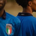 Antonio Dikele Distefano Instagram - ‘’Non esistono neri italiani’’. Me l’hanno detto molte volte, ma mai in faccia e mai con le parole. Me lo hanno detto con il loro corpo, con i loro sguardi, con la loro mimica, con le loro reazioni quando alla domanda ‘’dove sei nato?’’ rispondevo ‘’Busto Arsizio’’. Lo capisci quando qualcuno pensa che non esistono neri italiani. Ti puoi convincere di essere forte, ma certe cose minano le tue sicurezze, a prescindere dal tuo carattere e dalla tua capacità di fregartene. Da piccolo non riuscivo a tifare l’Italia. ho pensato che io non potevo riconoscermi in quei giocatori, in quella divisa. Tutto cambiò con Balotelli. La semifinale e quella incredibile doppietta. Esultai come un folle, una gioia che non si spiega, come se qualcuno mi avesse liberato di un peso. Ma durò poco, mesi. Davanti allo schermo, circondato da colori azzurri, tra le gente mi domando io chi sono, noi chi siamo. E anche qui sono le emozioni a darmi risposta. Il goal di Locatelli dopo una corsa di 60 metri, quello di sinistro da 20 metri e la mia reazione ad ogni goal. Le emozioni di quel momento mi dicono qualcosa. Parole che per anni non sono stato in grado di decifrare. Mi guardo intorno ed è bello sentire che vogliamo tutti la stessa cosa. Uscirne vincenti. Se voglio vincere non devo più lottare affinché gli altri lo accettino, perché non c’è nulla da accettare. Le cose cambiano quando sei tu, in primis, ad accertarti e a definire chi sei e a chiamarti con le giuste parole. Se vogliamo vincere dobbiamo credere alla voce dentro di noi e continuare a sognare. Io per esempio sogno un’Italia che non guardi più al passato, ma che abbia la forza di determinarsi nel presente e nel futuro. Nel futuro dell’Italia spero che i miei nipoti saranno più forti di me. Che a quegli sguardi che dicono che non esistono neri italiani riusciranno ad avere la forza e la lucidità di dire ‘’Non è vero. Io lo sono’’. Forza Italia. Andiamo a vincere. @pumafootball #onlyseegreat #adv