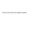 Antonio Dikele Distefano Instagram - tranne rare eccezioni usavi la maglia del milan per dormire. lo facevi perché mi infastidiva. leggevi libri mentre guardavo le partite. mi chiedevi di abbassare il volume, di non urlare, di non prendermela con biglia perché non verticalizzava mai. sorridevo perché non ci capivi niente. mi manchi quando mi nascondo dalle persone per poterle osservare, quando nello scontro con i miei malumori sento la necessità di trovare un centro, qualcuno a cui non devo spiegare le mie cicatrici e che verticalizzi. ho pianto perché di me non hai mai capito niente. ti veniva voglia di scopare e mi facevi un pompino. mi scrivevi di andare in bagno e in quelle cene tra ragazzi bianchi e noiosi dove ti divertivi sparivamo per qualche minuto. mi guardavi fisso negli occhi e io pensavo fossi mia. per poco credevo esistesse un “nostro”, un “noi. chissà quando sono diventato il ragazzo con cui fare tardi prima di uscire con un altro, prima di uscire con quelli che non conoscevo ma che per non so quale ragione preterivi a me. io ero quello dei consigli, dei problemi e delle soluzioni. quello che “tanto aspetta in macchina”. ero la risposta certa prima che cadesse la linea, il cellulare mai occupato. “mi fai entrare?”. tornavi quando ti sentivi sola, una troia, quando avevi bisogno di sentirti amata da qualcuno che ti amava davvero. dopo ogni ”basta” non ho saputo mettere un punto. sono sempre scivolato via, ho sempre avuto l’esigenza di spiegarmi meglio, di ascoltare tutte le tue versioni. io sono fatto così, non ho mai smesso di tornare a casa con le ginocchia sbucciate alla fine del giorno.
