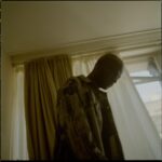 Antonio Dikele Distefano Instagram - prossima settimana per la prima volta nella mia vita andrò in angola. ho risolto dei problemi che mi permetteranno di rivedere i miei nonni. vedere la terra dei miei genitori ed essere visto come uno straniero mi farà sorridere. mi fa già in realtà. sono strane le prime volte, più belle quando non lo sai. in treno per roma a marzo ho sentito spesso persone molto più grandi di me parlare ancora di desideri irrealizzati, di rimpianti e mi sono dato dello stupido perché in ventotto anni ho fatto tante cose e non mi sono mai goduto niente. i soldi non mi hanno reso felice, ma solo più tranquillo mio padre. hanno solo rimandato all’attimo prima di dormire l’ansia. sono strane le mancanze lancinanti di persone che ormai dovrebbero sentirsi appagate. mi dico che devo passare meno tempo al telefono perché tanto non parlo con nessuno. devo tornare a leggere tanto e a pensare al libro nuovo, al film, al nuovo ufficio, la casa che sto per comprare a milano e che non ti piaceva, a tutti i progetti che mi scrivo nelle note. non mi capacito di come le persone cerchino la libertà dove non c'è. di come a volte la cerchi qui, tra gli apprezzamenti ad un post e le visualizzazioni ad una storia. ho detto ai miei amici che voglio diplomarmi e mi hanno detto che non mi servirà. che a metà strada mi tirerò indietro come ho sempre fatto. loro non sanno che dopo che ti ho lasciata ho imparato a pensarci due volte. ma tu mi tratti come l’africa, prendi il meglio di me e poi te ne vai. comunque sono stanco di litigare, stanco di ripetermi che non vale la pena incazzarsi. mi fa piacere che la gente in strada mi chieda della serie, qualcuno urla il mio nome, qualcuno mi stringe la mano dopo una rampa di scale. mio padre sorride quando succede. in quegli attimi penso a quando da bambino mi diceva “ in questo paese devi sempre usare la testa. loro penseranno di conoscerti. che hai il crimine nel dna ma tu dovrai sorprenderli”. sorrido perché tra tutti ho sorpreso anche lui. ho risolto dei problemi che mi permetteranno di andare in angola quest’anno. vedere la terra dei miei genitori ed essere visto come uno straniero mi farà sorridere. mi fa già in realtà.