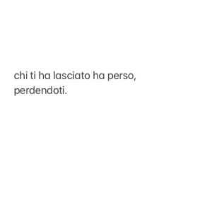 Antonio Dikele Distefano Instagram - Mi lasciò la rosa per un euro. Ti guardò e disse “siete la coppia più bella del parco “. Il tipo delle rose era riuscito a farti sorridere. Io ti guardavo e riuscivo solo a pensare “Non smettere mai di amare la vita, ricordati di sorridere e di non aver paura dei cambiamenti, delle dimenticanze, perché qualunque cosa accadrà, qualunque cosa sarai tu sarai con te. Chi ti ha lasciato ha perso, perdendoti. Ha perso qualcuno che l'aspettava, qualcuno che per amore ha sempre dato il meglio di sé senza che glielo chiedessero o l'accettassero. 
Non smettere mai di amare la vita, anche se non sei mai riuscita ad essere bambina, ad essere forte come volevi, ad essere bella come volevano. Non esistono scuse, chi ci ama ci resta vicino, perché quando si ama anche le piccole distanze sembrano enormi. Il punto di partenza diventa la geografia dei luoghi. Non smettere mai di amare la vita perché alla fine se una persona non ha saputo stare al nostro fianco quando ne ha avuto l'opportunità, mai lo meriterà”. Eravamo i più belli del parco.