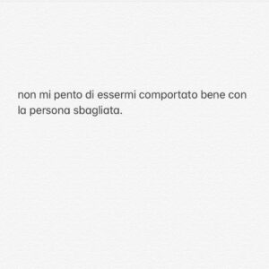 Antonio Dikele Distefano Instagram - per caso mentre ne parlo con un amico, mi accorgo che forse un’altra potrebbe interessarmi. mi ha detto “provaci”, “potresti scoparla” come fosse un oggetto. ho scosso la testa e non so per quale motivo ho pensato che a te non stava simpatico. penso solo ai soldi quando non penso a te e quando mi distraggo rispondo a quei messaggi che dimentico volontariamente di aprire e leggere, per non sentirmi in colpa. a milano è arrivata la primavera, fa sempre più caldo. ti sbagliavi quando dicevi che quella giacca mi sarebbe servita. penso che nessuno mai potrà avere tutto ciò che mi piaceva di te. io penso troppo. il tuo modo di venirmi incontro. che quando stavo per venire lo sentivi e non ti ritraevi mai.
provo a sorridere, ma mi viene da piangere. 
riempio le mie storie di instagram solo per mantenere un contatto apparente, perché tu subito le guardi ed io subito controllo. 
provo ad immaginare cosa pensi mentre guardi i miei momenti immortalati.
penso che magari vorresti condividerli con me, ma più probabilmente penserai che hai fatto bene a lasciarmi. penso troppo.
