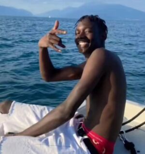 Antonio Dikele Distefano Instagram - Oumar Dia, un giovane italiano, ha perso la vita all'interno del carcere di San Vittore, vittima di un abuso di potere. La sua storia è rimasta nel silenzio e i media sembrano ignorarla. 

La notizia devastante della sua morte, giunta il 26 ottobre 2023, è stata spiegata alle autorità come il risultato di una presunta malattia improvvisa. Ma la madre di Oumar, già colpita dalla perdita di una figlia, ha deciso di indagare ulteriormente. Si è recata all'obitorio di San Vittore e ha fatto una scoperta orribile: il corpo di suo figlio era legato con dei fili, e già erano trascorsi oltre sette giorni dalla sua morte.

In questo momento, forse la cosa più importante è offrire supporto alla madre di Oumar. È necessario aiutarla a cercare un avvocato e a sostenere tutte le spese legali che inevitabilmente emergeranno. Io non ho un suo contatto ma se qualcuno ha informazioni sui contatti della madre, sarebbe fondamentale condividerli, in modo che la sua ricerca di giustizia possa essere sostenuta al massimo delle possibilità.

Appena avrò un suo contatto lo condividerò qui per chi volesse supportarla.

Riposa in pace, Oumar.